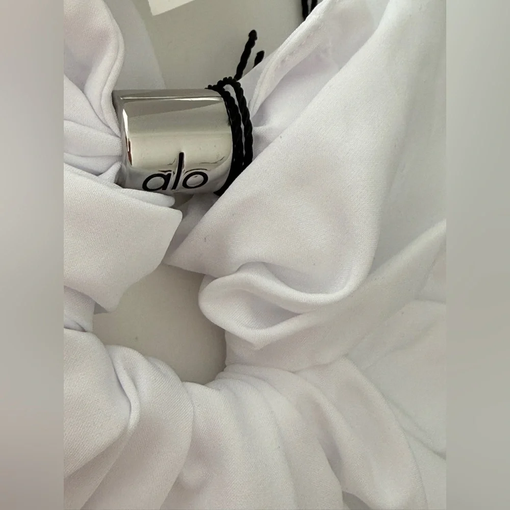 New Auth Alo Yoga Bead It Oversized Scrunchie NWT - white - Picture 3 of 4